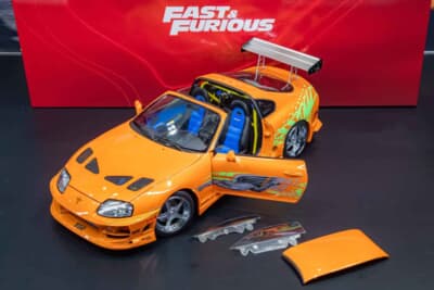 トヨタ スープラ(1/18スケール):京商としては初の取り返え式ウインドウを採用