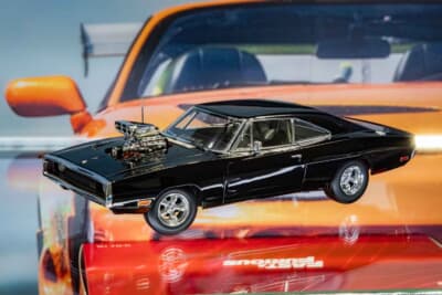 ダッジ チャージャー ワイルド・スピード:1/18スケールで劇中車の姿を完全に再現したモデル