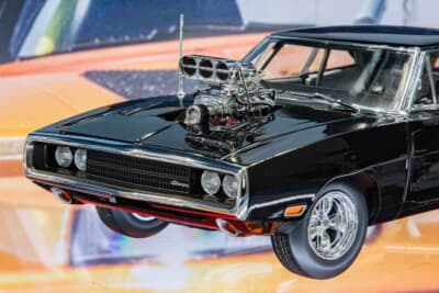 ダッジ チャージャー(1/18スケール):エンジンルームまで作り込まれた狂気的なディテールだ