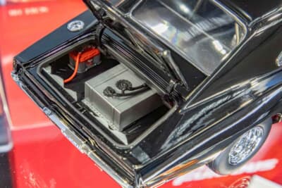 ダッジ チャージャー(1/18スケール):トランク内の燃料タンクや配管まで見事に作り込まれた