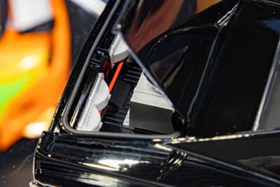 ダッジ チャージャー(1/18スケール):テールランプのカバーも備わる