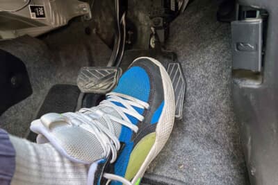 アクセルペダルは「パンッ」とスイッチ的なオン／オフではなく、「ジワッ」とボリュームを調整するようなイメージで踏み込みたい