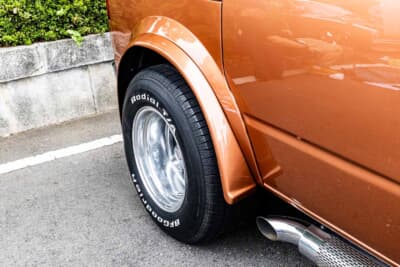 シボレー アストロ：リアのフレアフェンダーと、車体サイドを走るサイドマフラーの出口部分