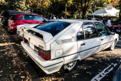 シトロエン BX GTi：GTiグレードに標準装備されるリアスポイラーが特徴的。BX世代が持つリアハーフスカートもガンディーニデザインの象徴的な造形要素だ