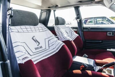 日産 R30 スカイライン 2000RS：SKYLINEのロゴが入ったシートカバーは新車当時からのもの。入手から40年以上が経過した現在もその状態を保っている