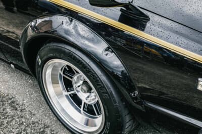 日産スカイラインGT（C210型）：ケンメリGT-Rをオマージュして自作したFRP製フロントオーバーフェンダー。ステンレスボルトとナットによるボルトオン方式で固定され、取り外しも可能な構造だ
