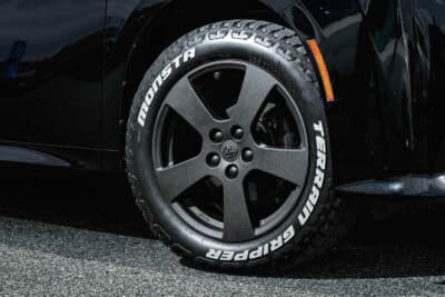 トヨタ ヴェルファイア：ホイールは50系RAV4純正18インチ（前後18×7.5J＋45）を流用してチッピング塗装。前後に23mmのスペーサーを追加してツラを調整している