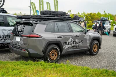トヨタ RAV4:リアから見たスタイリング。オートフラッグスのルーフラック「BUSTERS」は積載性も抜群だ。デモカーのルーフ上には、AVA GEARのストレージボックスが複数積載されている