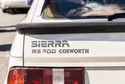 フォード シエラ RSコスワース：トランクリッドに刻まれた「RS 500 COSWORTH」のレタリング
