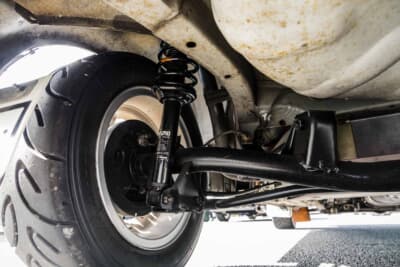 日産 マーチR:リア足まわりにはNISMO製ラリー用ショックアブソーバRS259を装着。極上の保存状態が車体下部からも見てとれる