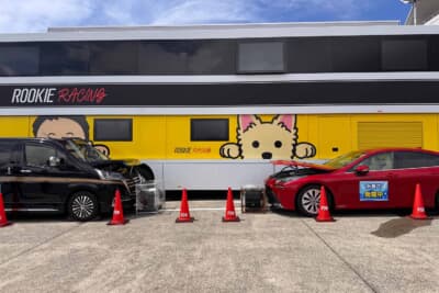 ROOKIE Racingのモーターホーム前で実施された水素実証実験の様子。赤いトヨタ「ミライ」のフロントフードが開き「水素で発電中」のプレートが掲示されている
