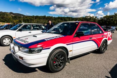 日産 ブルーバード SSS-R:赤・白・青のトリコロールを基調としたステッカーグラフィックは、U12クラブのメンバーの協力を得て再現されたもの