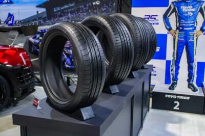 TOYO TIRES PROXES：フォトブースの左側にはプロクセスのコンフォート系タイヤが展示されていた