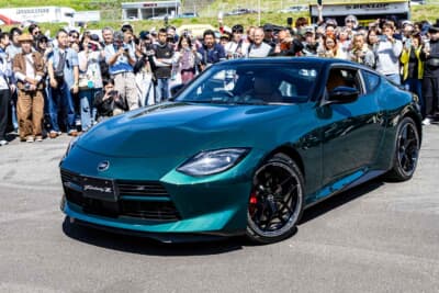 日産 RZ34:会場のほぼ中央でベールに覆われていた1台。アンベールの瞬間が待ち望まれた