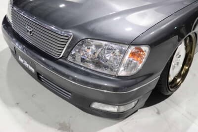 トヨタ セルシオ:ヘッドライトやテールランプもしっかりとコンプレッサーを使いバフ掛けするなどして、年代を感じさせないクリアな目元に仕上げた 