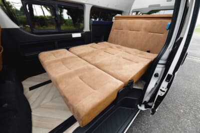 トヨタ ハイエース :車中泊に最適なフルフラット状態の広々とした室内だ