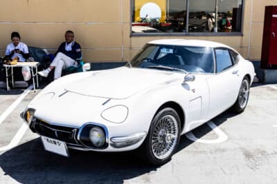 トヨタ 2000GT：会場の目立つ場所に展示され、多くの来場者の視線を集めた