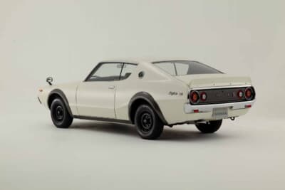 FRP製リアスポイラーとスカイラインのシンボルとなる丸型4灯テールランプを装備する
