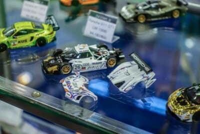 ガリバーが出品したトレンドホビー製のポルシェ911 GT1。カウルの開閉機構も備える
