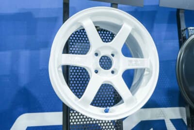 コンパクトスポーツ向けのTE37ソニック30th。高い操縦安定性を実現したモデルだ