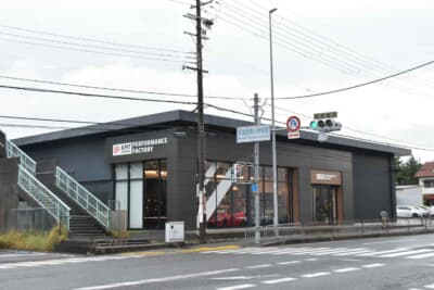 一般的な量販店というよりも、プロフェッショナルなチューニングショップの雰囲気が漂う