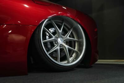 レクサス LC500：リアフェンダーに大胆に被るセッティング。エアロレスでホイールの存在感を示す