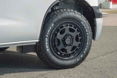トヨタ タウンエース：足元にはマッドヴァンスXタイプFのホイールとオープンカントリーA／Tを組み合わせて無骨な印象にコーディネイト