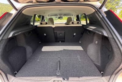 ボルボ XC40 B3:リアシートを倒せばさらに広々とフルフラットな空間が出現