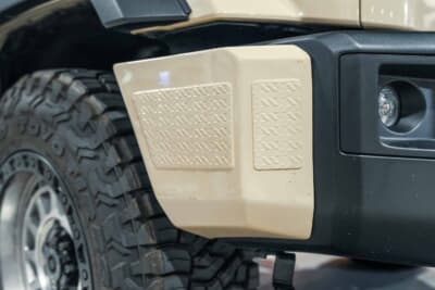 リミテッドチトセ トヨタ ランクル70:バンパー両側に装着するコーナープロテクターが輝く
