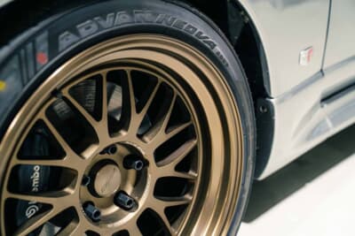 日産 GT-Rオーテックバージョン：ボルクレーシング21Aは、センターが落ち込みリムも深い。このアグレッシブさが特徴。美しいブロンズ色もお似合い