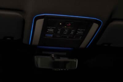 トヨタ アルファード:ルーフ前方のドームランプ周りも存在感のあるポイントとなる