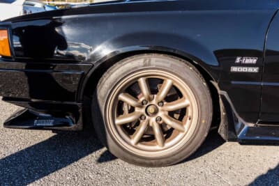 日産 S110 シルビア ハッチバック:足回りには16インチのワタナベ8スポークを装着。チバFRPのサイドステップも確認できる