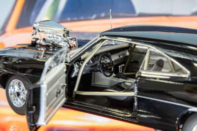 ダッジ チャージャー(1/18スケール):スパルタンな鉄板むき出しの室内もリアルに再現される