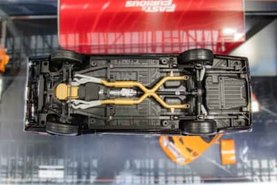 ダッジ チャージャー(1/18スケール):シャシー裏の構造まで手を抜かない徹底した作り込みだ