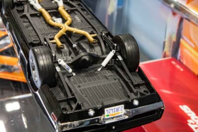 ダッジ チャージャー(1/18スケール):リアバンパーのステッカーは左右非対称になっている