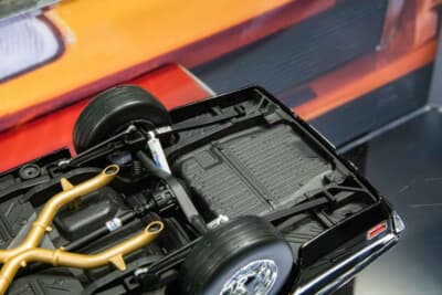 ダッジ チャージャー(1/18スケール):前後のタイヤで異なるトレッドパターンまでも再現した