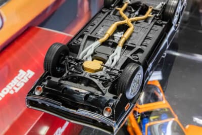 ダッジ チャージャー(1/18スケール):マフラーの取り回しなど見えない部分もリアルに再現