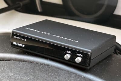 どうしても微妙なアクセル操作が不得意という人には、社外のスロットルコントローラーの追加もおすすめ