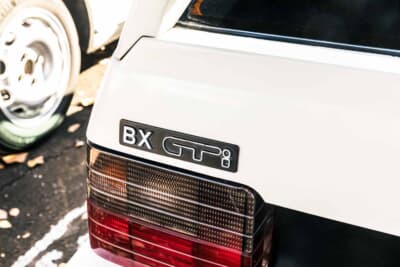 シトロエン BX GTi：リアに配された「BX GTi」のエンブレム。スポーツグレードであることを静かに主張するデザインが渋い
