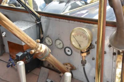 ロールス・ロイス シルバーゴースト：真鍮製の操作系が並ぶ運転席は、クラフトマンシップの結晶である