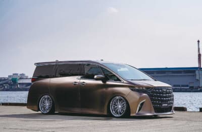 トヨタ アルファード:装着サイズは21×9.5J+27。車両のカスタマイズは愛知県名古屋市のプロショップ「エイトーレ」が担当した。それぞれの車両に合わせた高精度なツライチセッティングが見事に決まっている