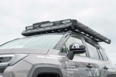 トヨタ RAV4:ルーフラック「BUSTERS」の前方にはフェアリング効果を狙ったフィンが備えられており、風切り音を低減する。IPF製のLEDライトバーも設置できるように設計される予定だ