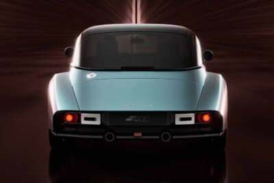 モーガン スーパースポーツ400：デュアルエキゾーストとシンプルなテールランプが整然と並ぶ。「S400」のバッジが存在を静かに主張する