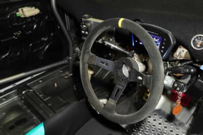 ダイハツ エッセ：FRP製ダッシュボードにLink製のデジタルディスプレイとTANIDA製ステアリングホイールを組み合わせた簡素なコクピット