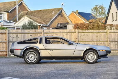 5万4000英ポンド(邦貨換算約1156万円)で落札されたデロリアン「DMC-12」(C)Iconicauctioneers