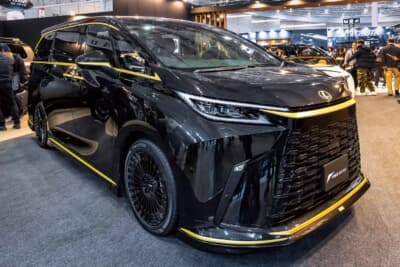 レクサス LM:東京オートサロン2026で展示されたモデル(※オートメッセでは展示なし)。新開発のアンダースポイラーを装着し、トムスが手がけるラグジュアリーカスタムの圧倒的な存在感を示している