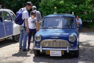 モーリス ミニトラベラー：車両後部に美しい木目が貼られた名車の姿を、訪れた少年も興味深く熱心に眺めていた
