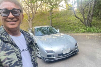 マツダ RX-7：美しくリビルトされた車両を前に、自然と笑みがこぼれる筆者の木下隆之