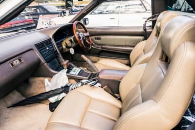 トヨタ ソアラ エアロキャビン：他車種から移植したタンカラーのレザーシートで内装を統一。ウッドステアリングもポイントだ