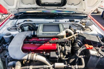 日産 ブルーバード SSS-R:後期型に搭載されるSR20DET型エンジン。赤いカムカバーに「TWIN CAM 16VALVE」の文字が刻まれる